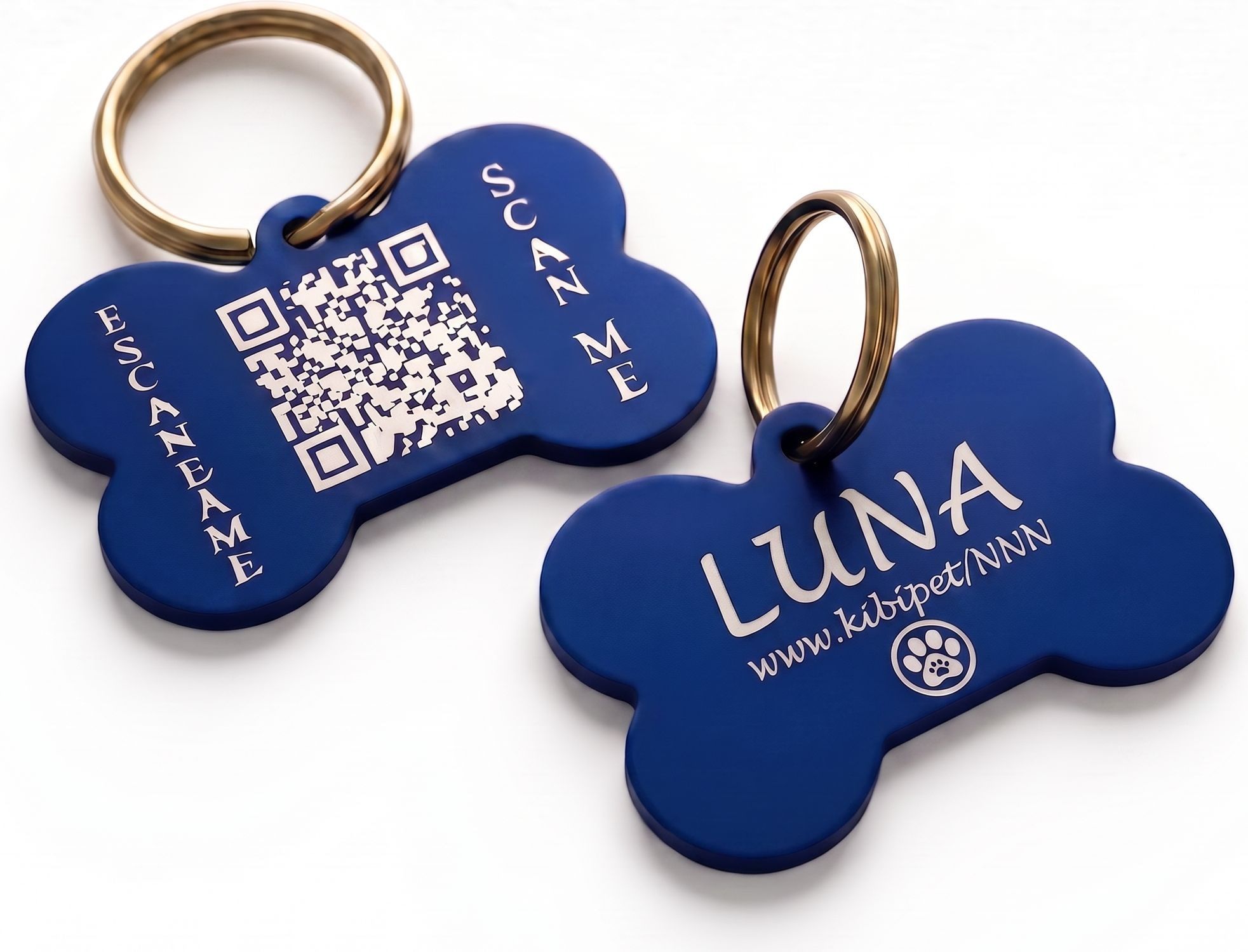 Placa KibiPet en forma de hueso azul con el nombre LUNA grabado y código QR al reverso