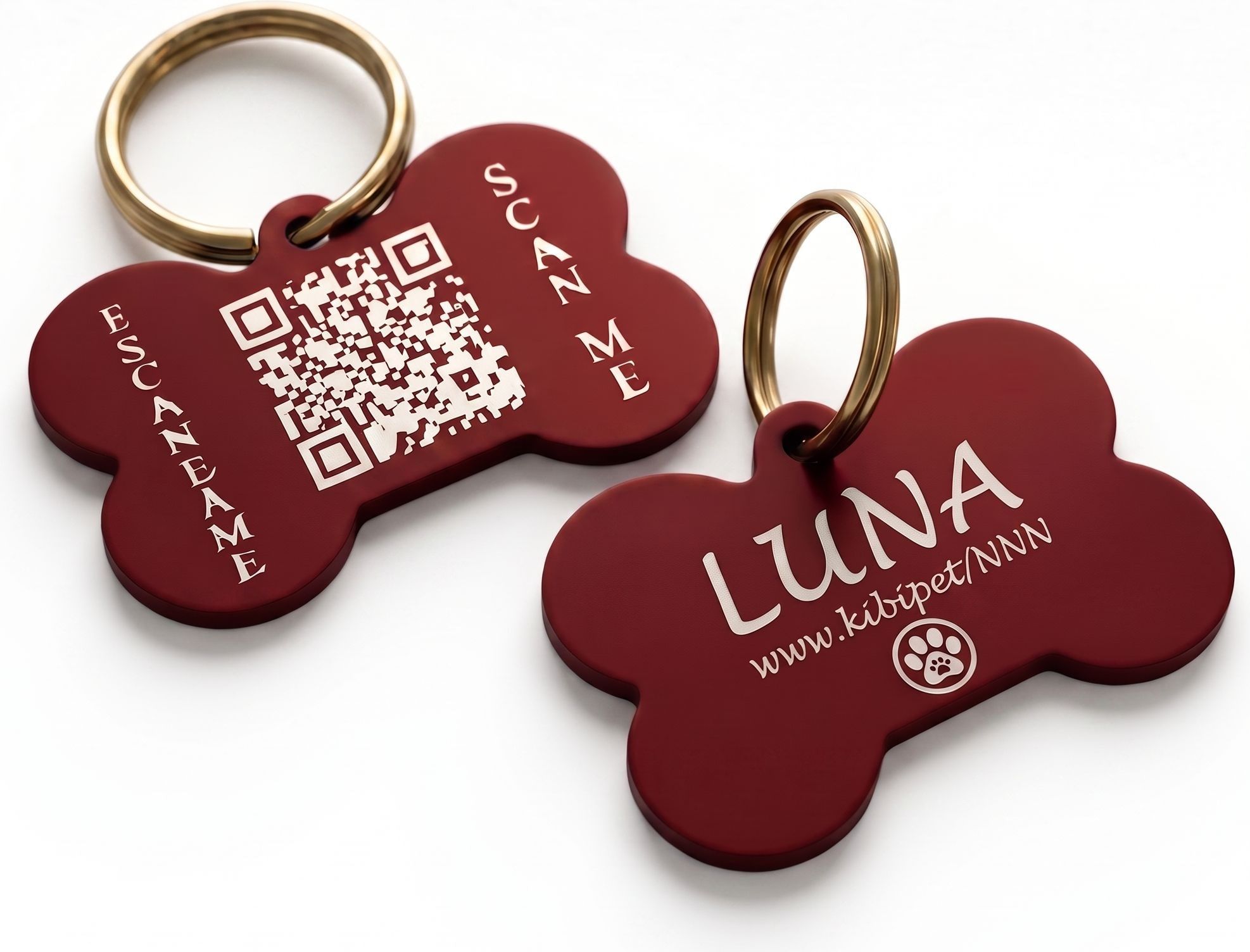 Placa KibiPet en forma de hueso con el nombre LUNA grabado y código QR al reverso