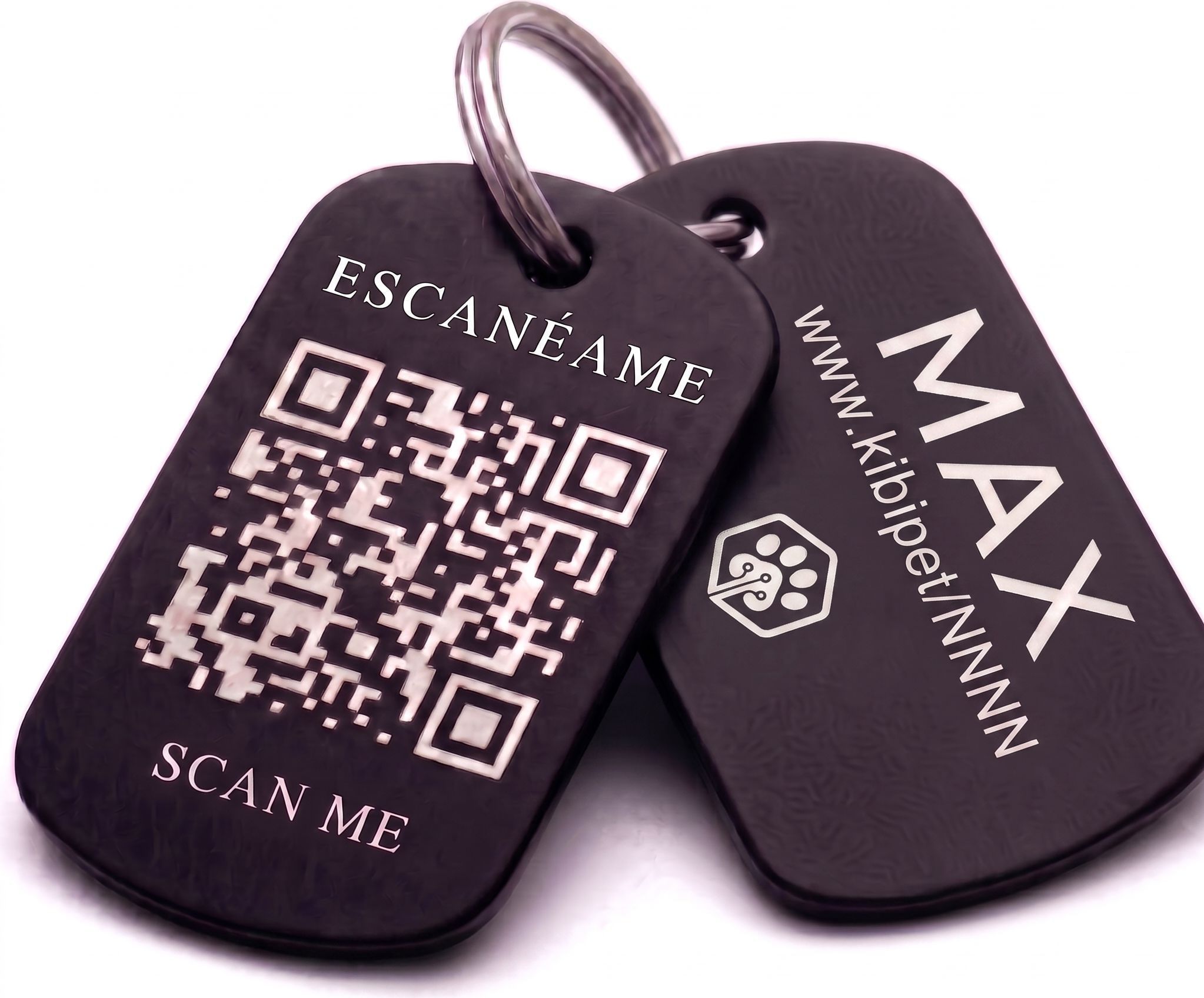 Placa KibiPet militar con el nombre MAX grabado y código QR al reverso